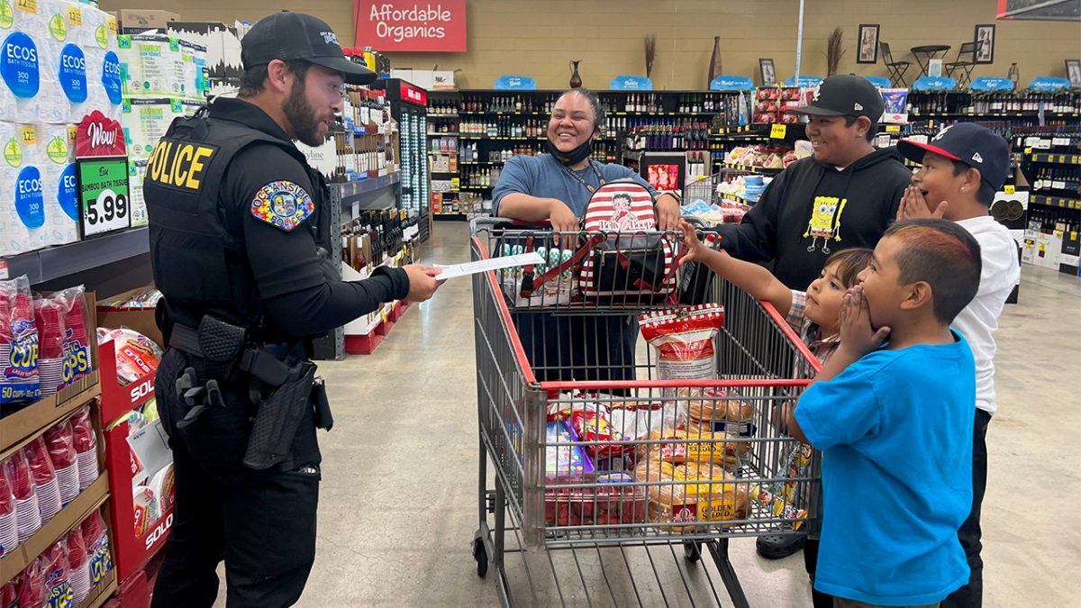 Police officers hand out cash to help pay for families’ groceries in California [Video]