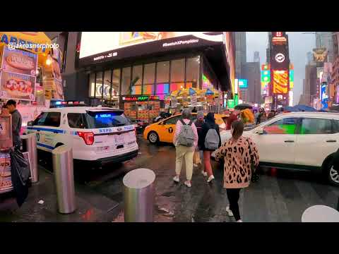4K | Times Square Walk in the Rain [Video]