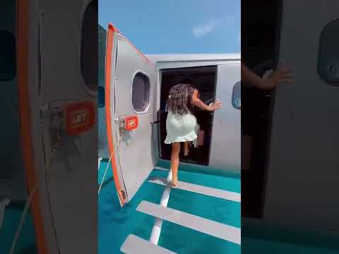 Private seaplane transfer in the Maldives 🏝 [Video]