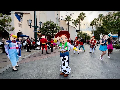 Mickey’s Happy Holidays Cavalcade at Disney California Adventure — FULL SHOW STOP [Video]