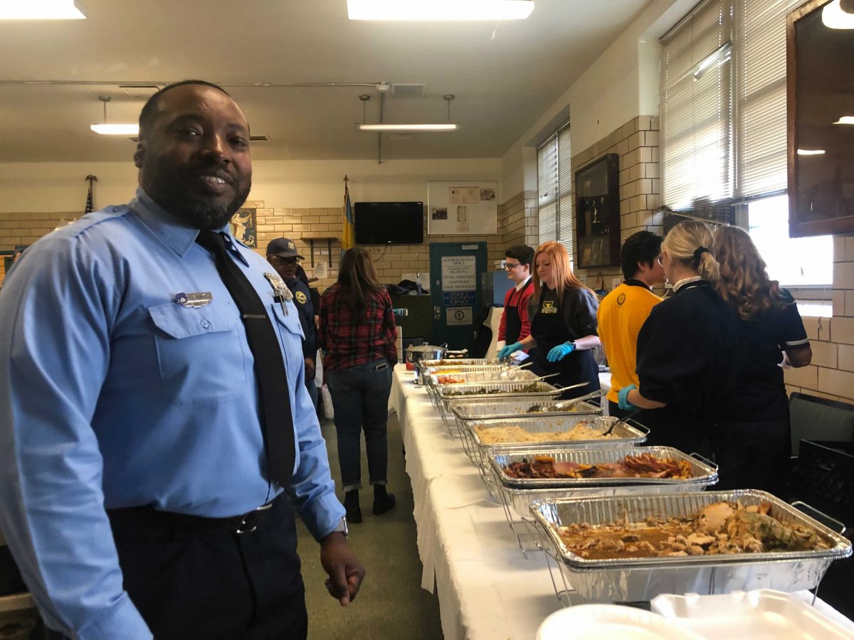 La Salle students make Thanksgiving meal for Philly officers [Video]