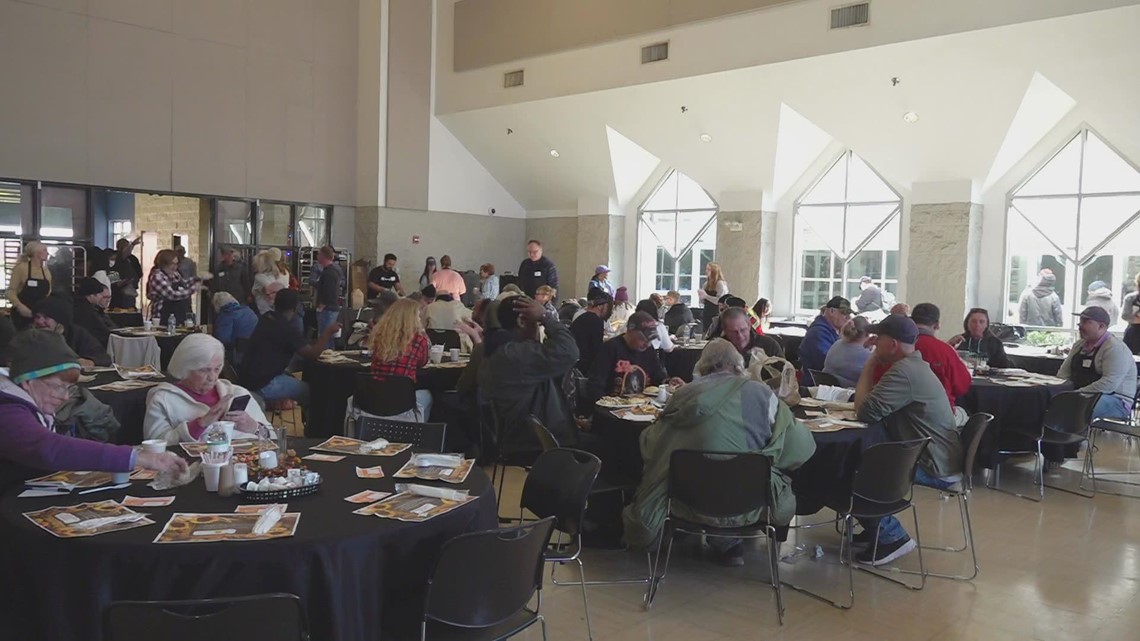 Karm feeds more than 300 people in need for Thanksgiving [Video]