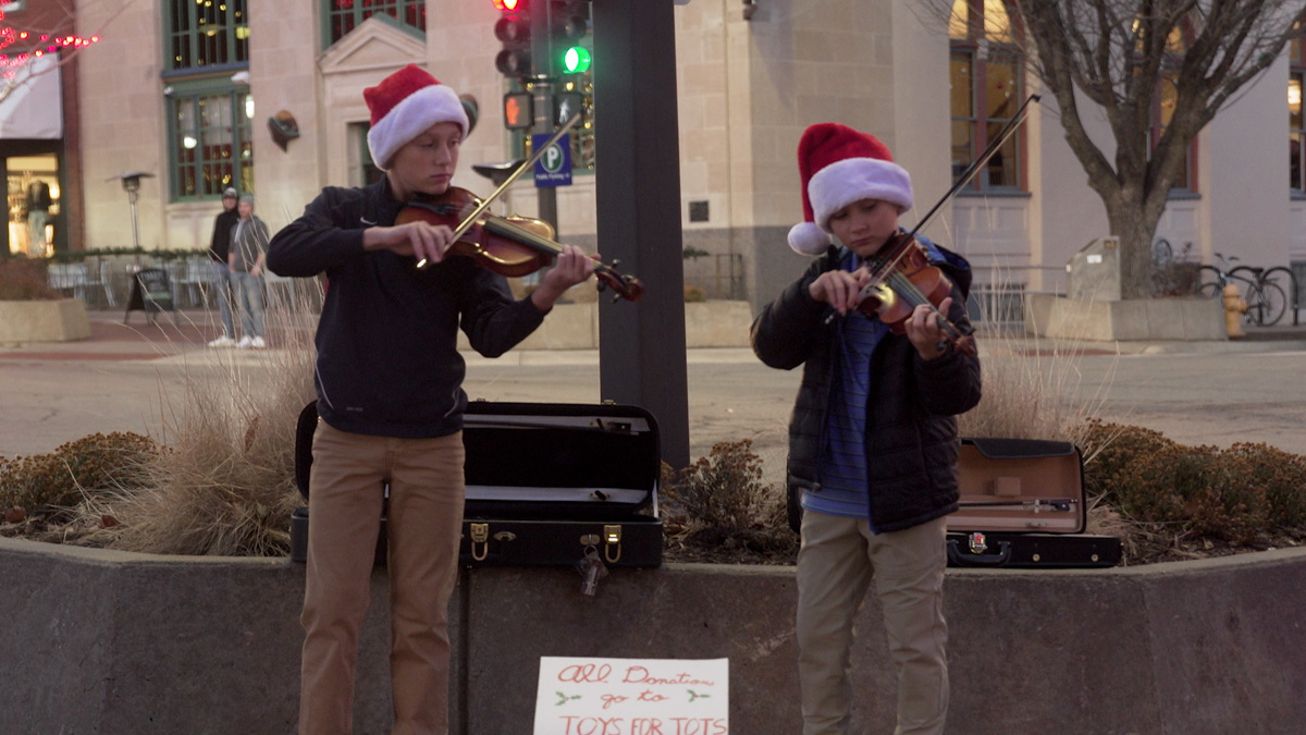 How Lawrencians are spreading holiday cheer, from streetside fundraisers to acts of kindness  The Lawrence Times [Video]