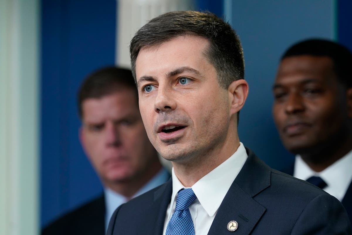 Buttigieg vows Southwest Airlines will be held accountable for 15,700 cancelled flights over holidays [Video]