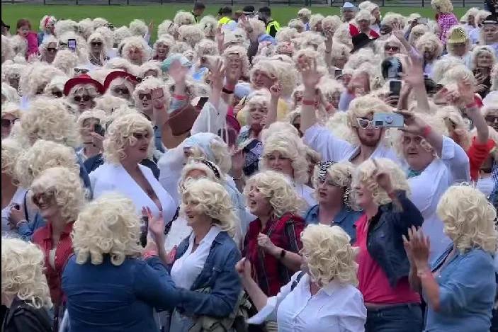 Watch: Irish town gathers over 1,100 Dolly Parton impersonators for record attempt [Video]