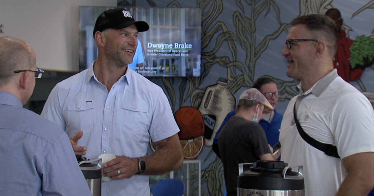 Joe Thomas, Stipe Miocic serve coffee to staff at Greater Cleveland Food Bank [Video]