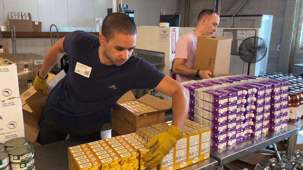 JetBlue employees volunteer, donate to Greater Boston Food Bank [Video]