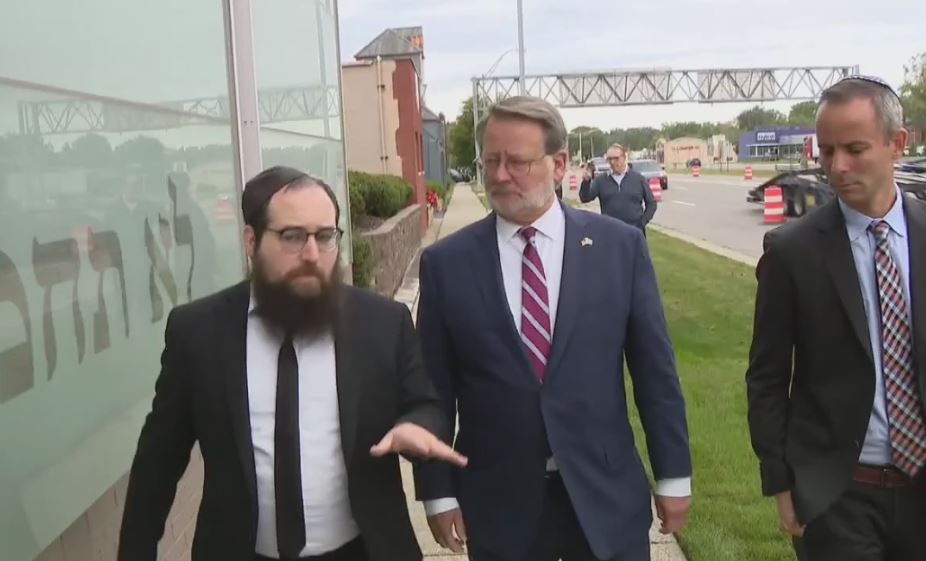 Sen. Gary Peters visits Woodward Avenue Shul promoting increased security at houses of worship [Video]