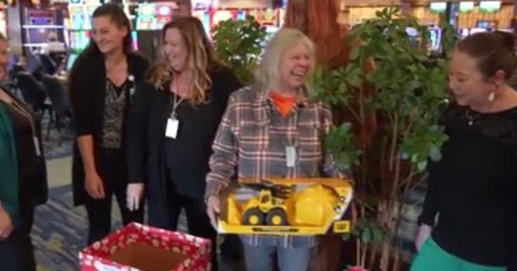 Florence woman uses winnings to support Three Rivers Casinos Toy and Food Drive | News [Video]