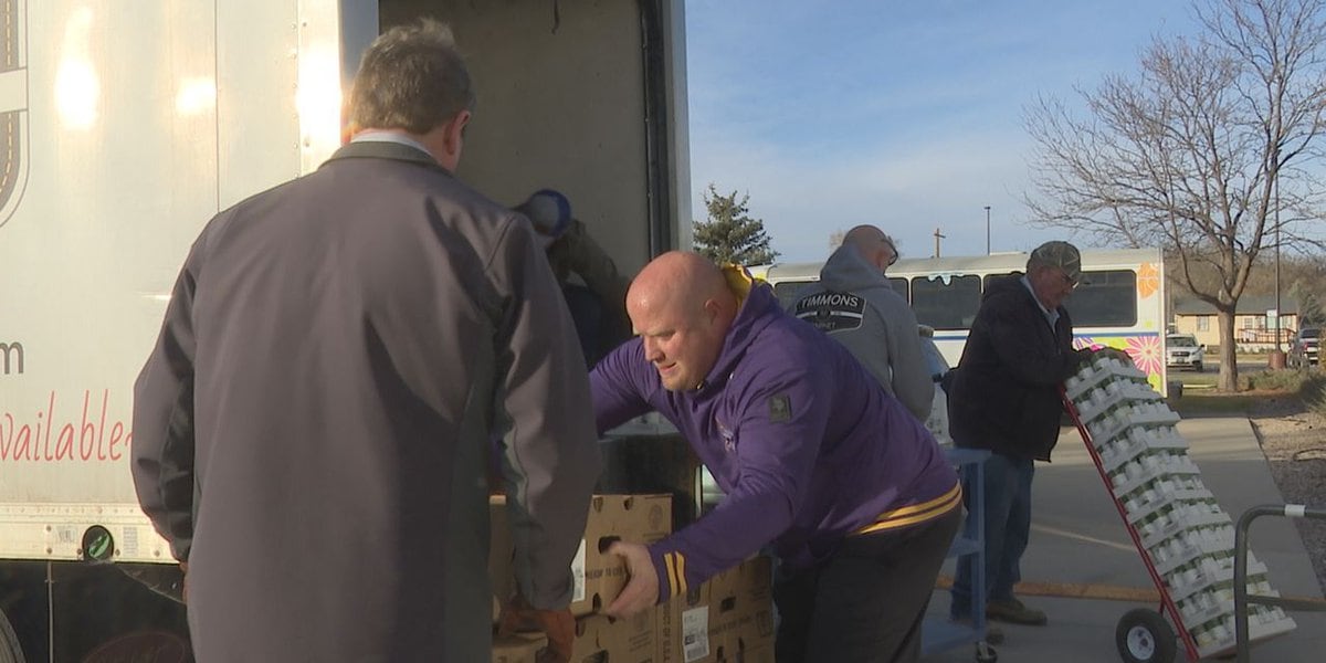 Youth & Family Services helps hundred of families during Thanksgiving [Video]