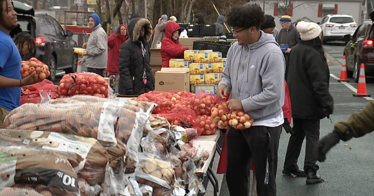 Kansas Citians donate to feed families facing food insecurity for Thanksgiving [Video]