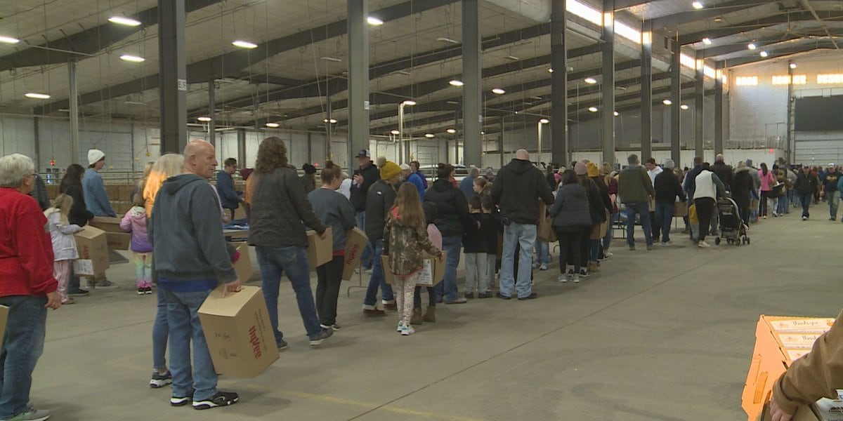 Volunteers pack over 1,200 Thanksgiving meals in Grand Island [Video]