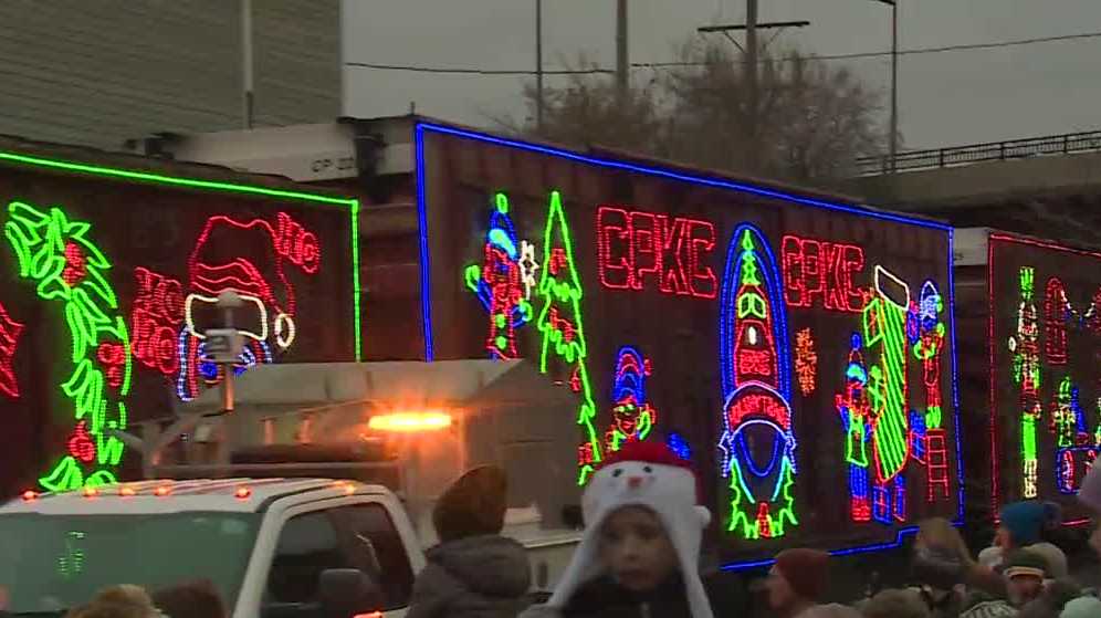 Holiday train stops in SE Wisconsin, donates to local food banks [Video]