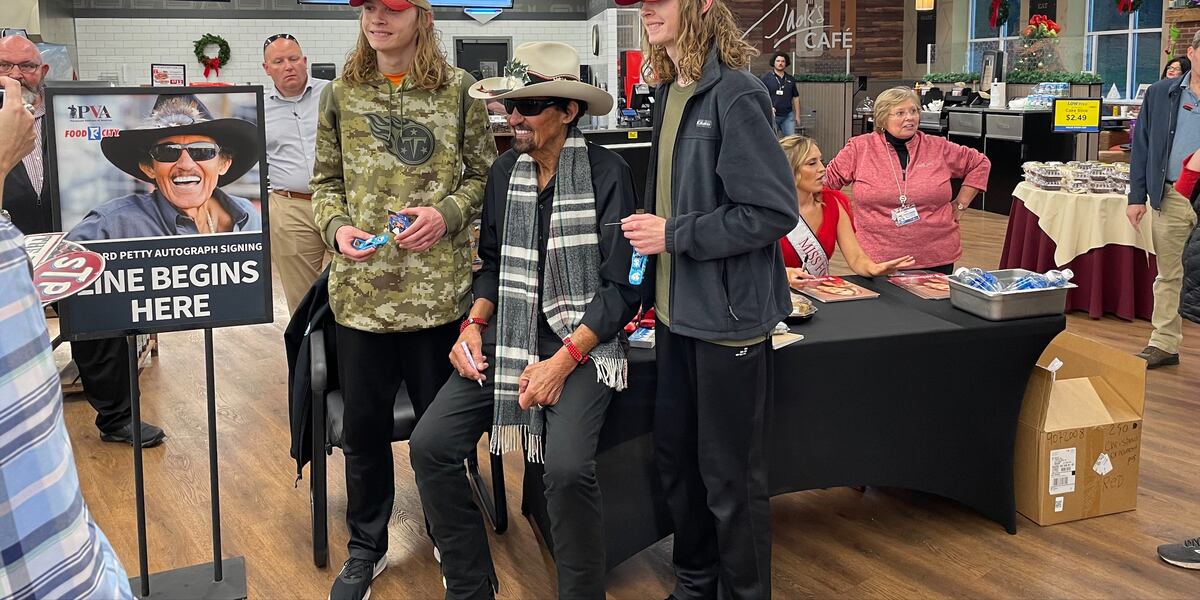 NASCAR racer Richard Petty visits Knoxville Food City [Video]