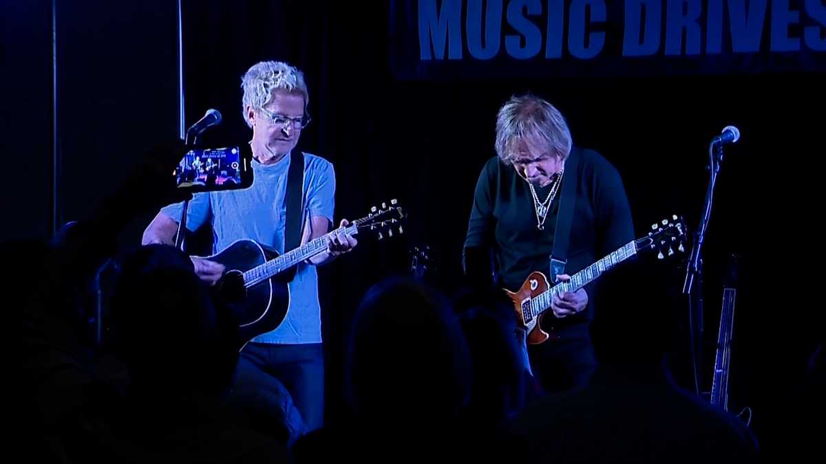 2 members of REO Speedwagon perform to benefit Mass. nonprofit [Video]