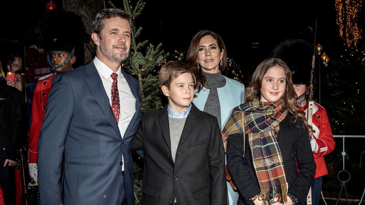 Prince Frederik shares solo Christmas photo as Princess Mary and twins holiday in Australia [Video]
