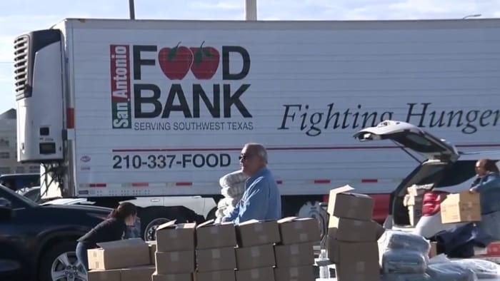 1,000 turkeys and produce distributed to San Antonio families at mega food distribution event [Video]