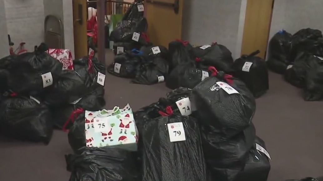 Volunteers deliver food, toys through Salvation Armys Angel Tree program [Video]