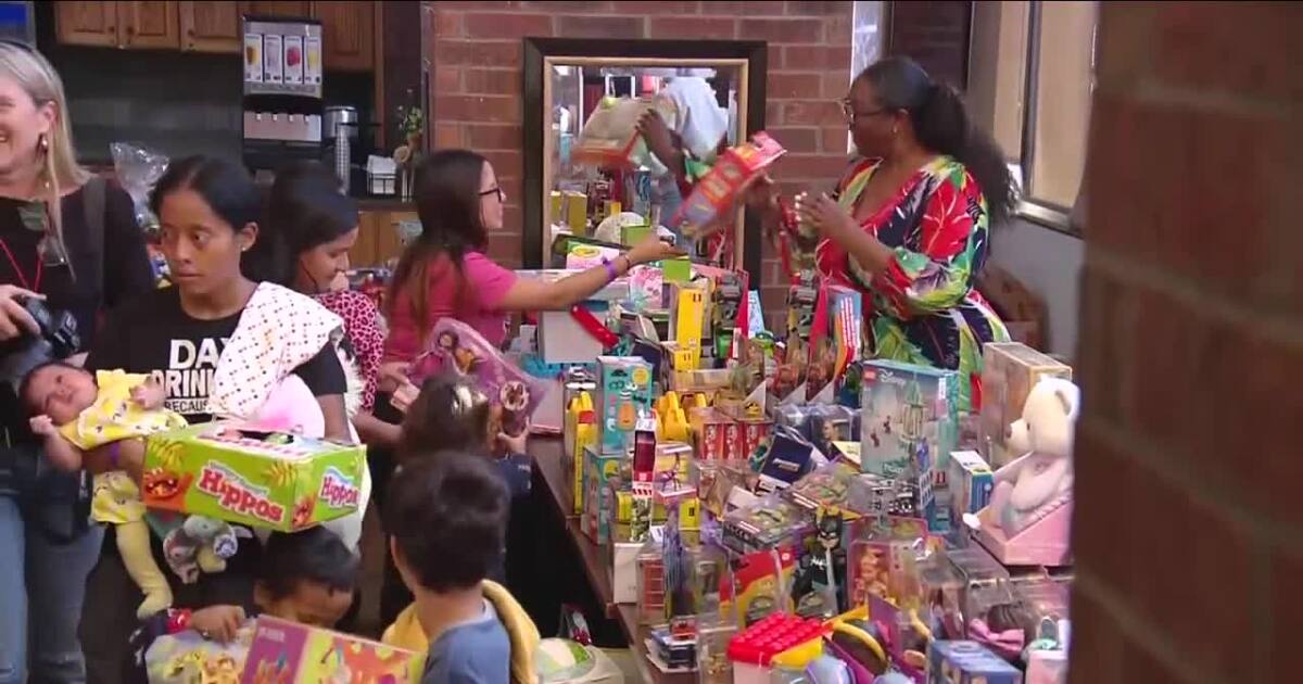 City of Denver gifts toys to 1,500 migrant children thanks to donations [Video]