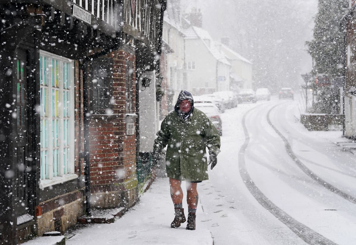 Yellow weather warnings for snow and ice as weekend disruption expected [Video]