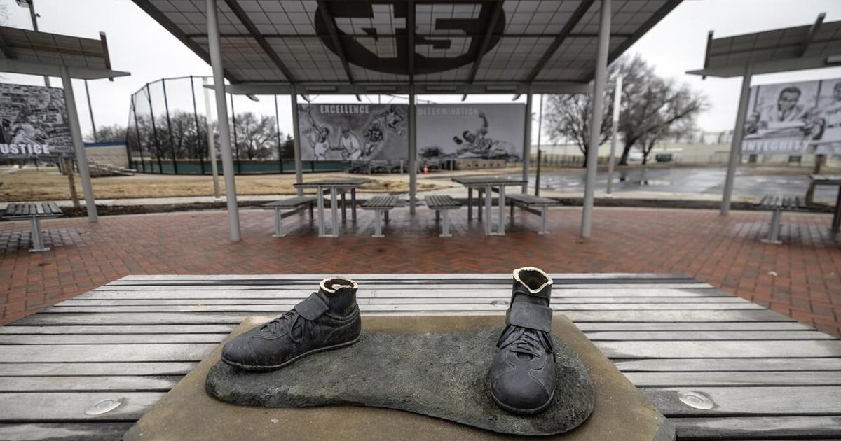 Donations pour in to replace destroyed Jackie Robinson statue on his 105th birthday [Video]