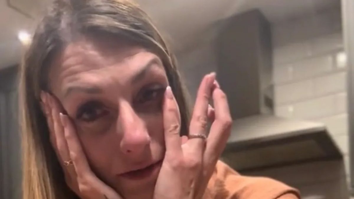 Im heartbroken mum sobs on camera after being turned away from family holiday as she didnt know the Passport rules [Video]