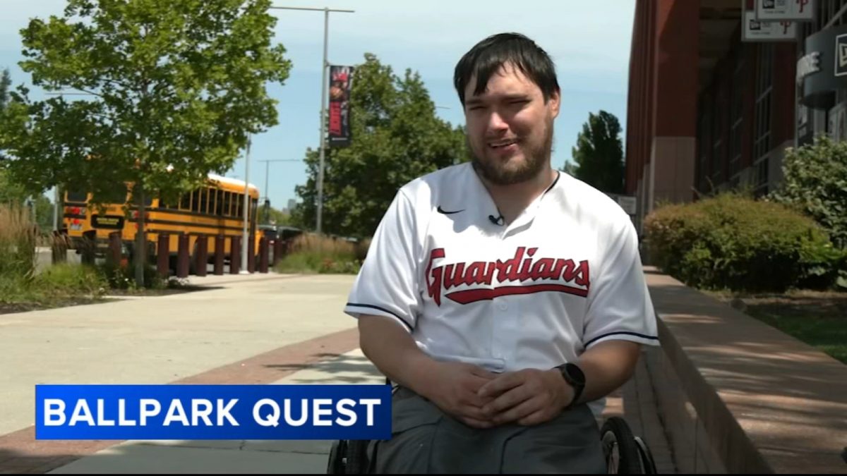 MLB superfan makes stop at Citizens Bank Park in quest to visit every ballpark in wheelchair [Video]
